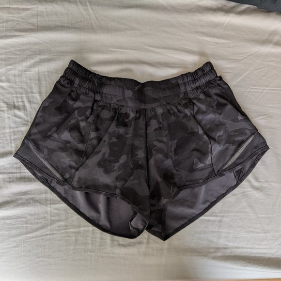 Lululemon Hotty Hot Short 2.5" LR - 6 - Black Camo - Picture 3 of 5